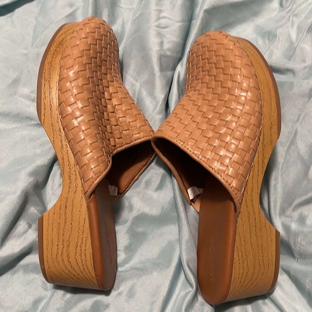 Universal Threads Mules - Picture 4 of 6